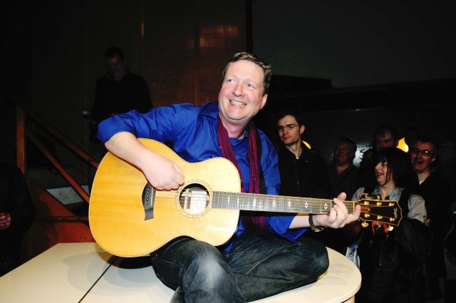 Strum Fantastic Ace: Glenn Tilbrook with his trusty acoustic guitar at Greenwich (Photo: Ferrari Press Agency) 