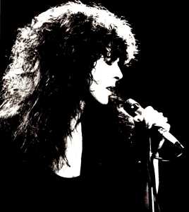 Profile Shot: Elkie Brooks at the mic.