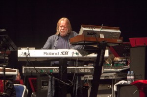 Keyboard King: Rick Wakeman lets loose (Photo: Lee Wilkinson /(http://www.lwmultimedia.co.uk/LWMultimedia.html) 