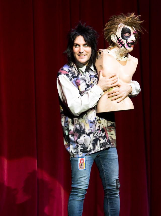Mannequin Madness: Noel Fielding and a friend, live