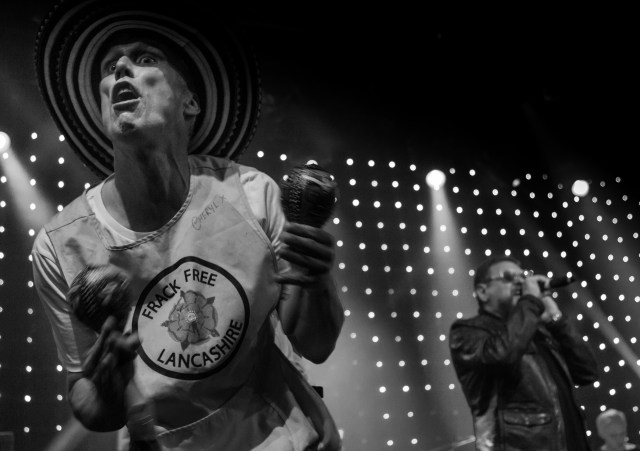 Step On: Bez in live action with Happy Mondays 